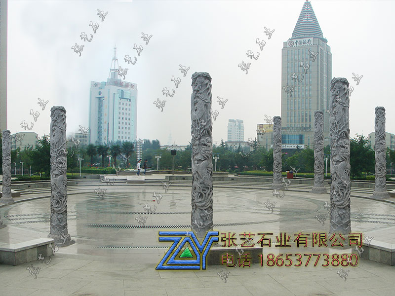 廣場青石滾龍柱 