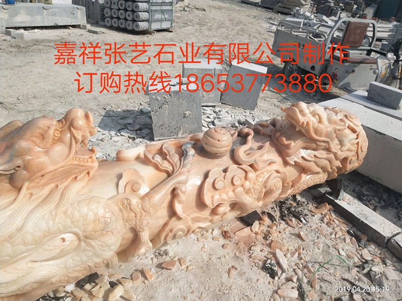 石龍柱精雕細琢成精品！